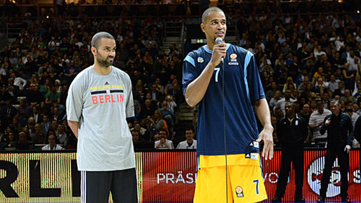 Parker und er Berliner Alex King richten vor dem Tip-off noch ein paar Worte an die Fans in Berlin