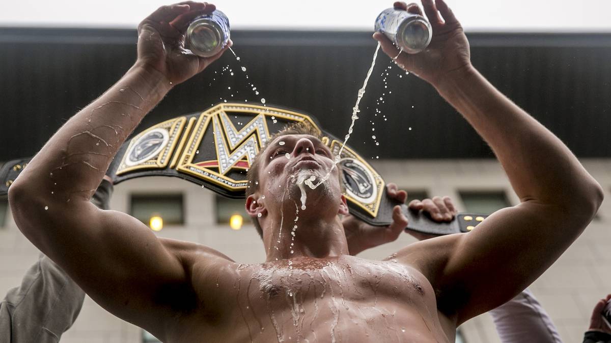 Dies hinderte ihn jedoch nicht daran, seinen zweiten NFL-Titel ausgiebig zu feiern. Auf der Siegerparade der Patriots posierte er bei eisigen Temperaturen mit nacktem Oberkörper und ließ Alkohol über sich laufen