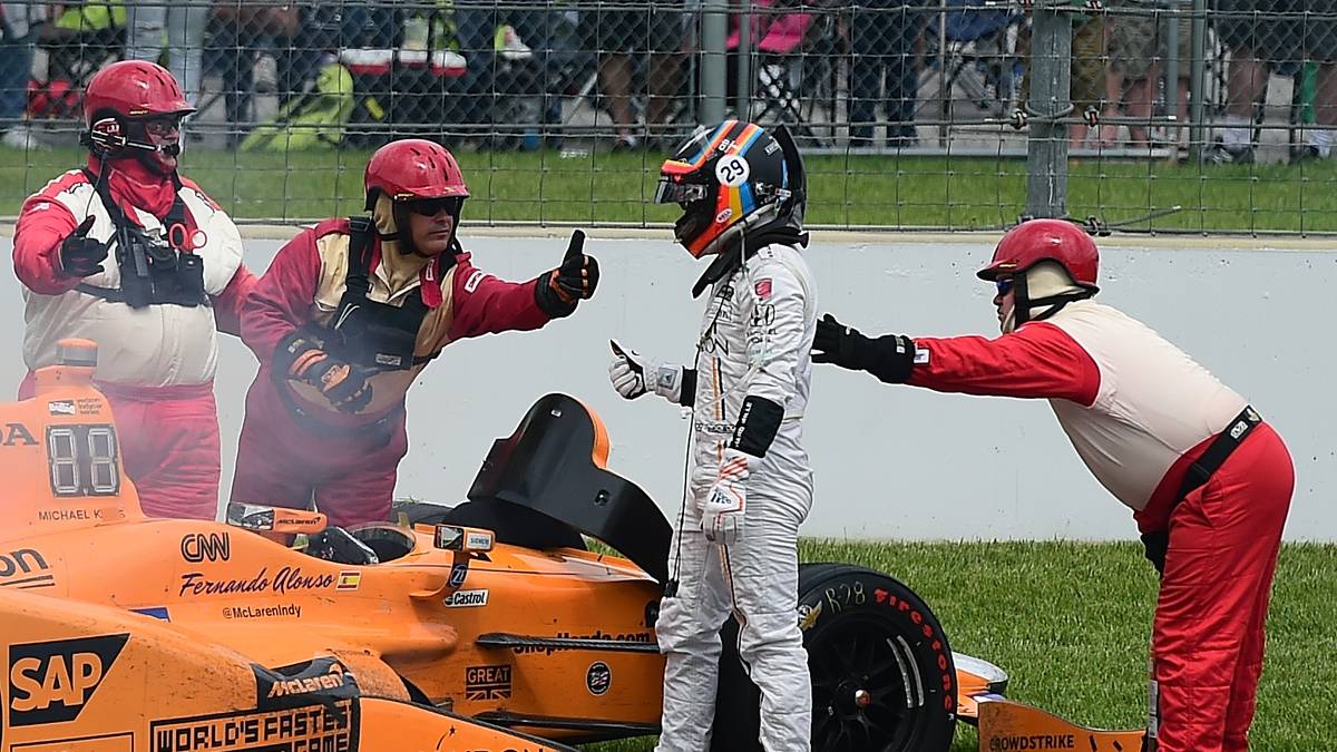 Allerdings ist der Gaststart nicht von Erfolg gekrönt. Nach einem Motorschaden an seinem Honda-Andretti muss Alonso aufgeben