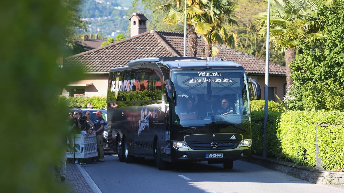 Nach einer Stunde Fahrt kommt der Mannschaftsbus des DFB am Hotel an