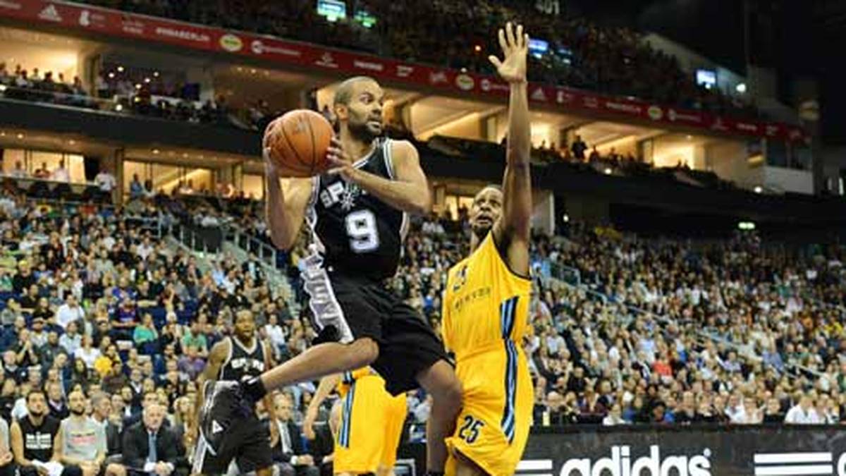 Dann geht es endlich los. Die Spurs nehmen das Spiel von Beginn an ernst und ziehen schnell davon