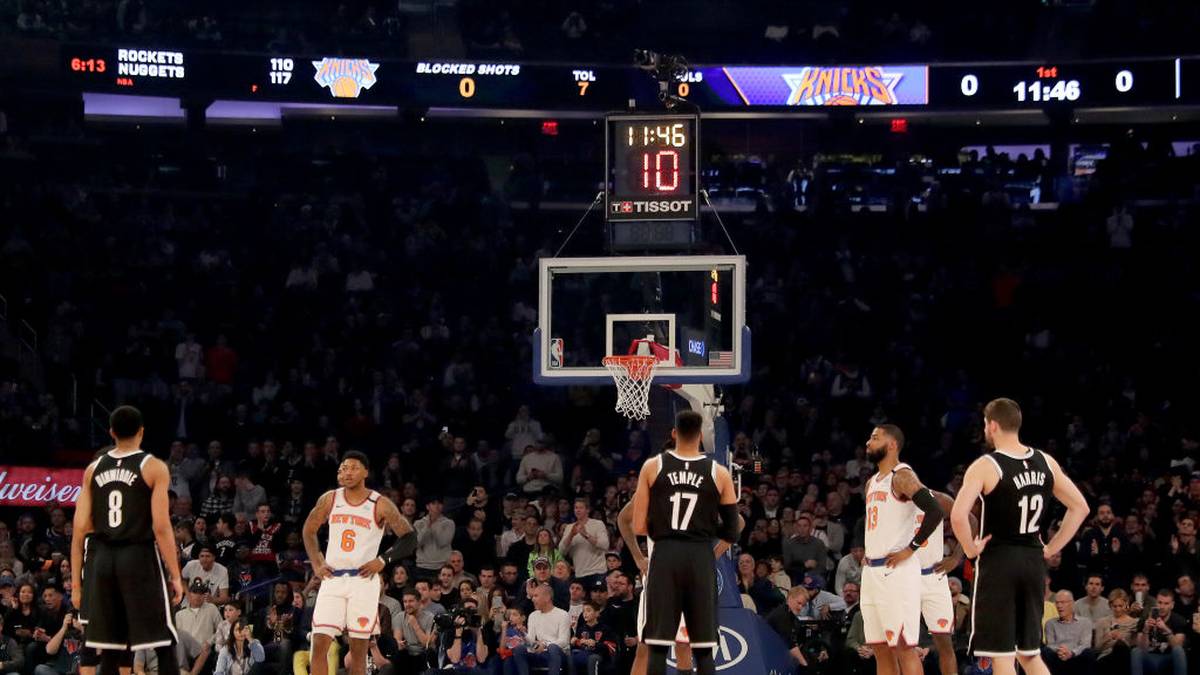 Die Spieler der Nets und Knicks lassen wie einige andere Teams auch die Wurfuhr 24 Sekunden ablaufen - eine Erinnerung an Kobes Trikotnummer 24