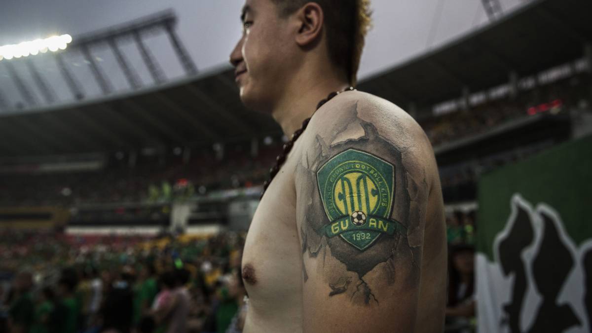 Auch in China trägt man seinen Verein auch mal auf seiner Haut zur Schau, so wie dieser Anhänger von Beijing Guoan