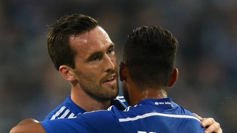 Christian Fuchs und Dennis Aogo vom FC Schalke 04 umarmen sich