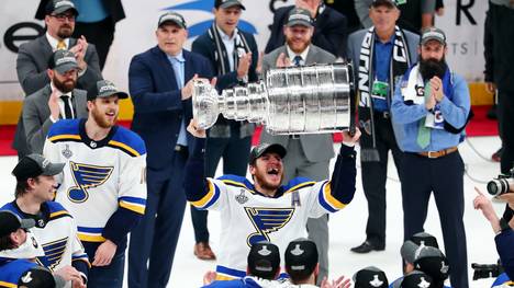 NHL: Fan gewinnt 100.000 Dollar bei Wette auf die St. Louis Blues, Alexander Steen von den St. Louis Blues stemmt den Stanley Cup in die Höhe