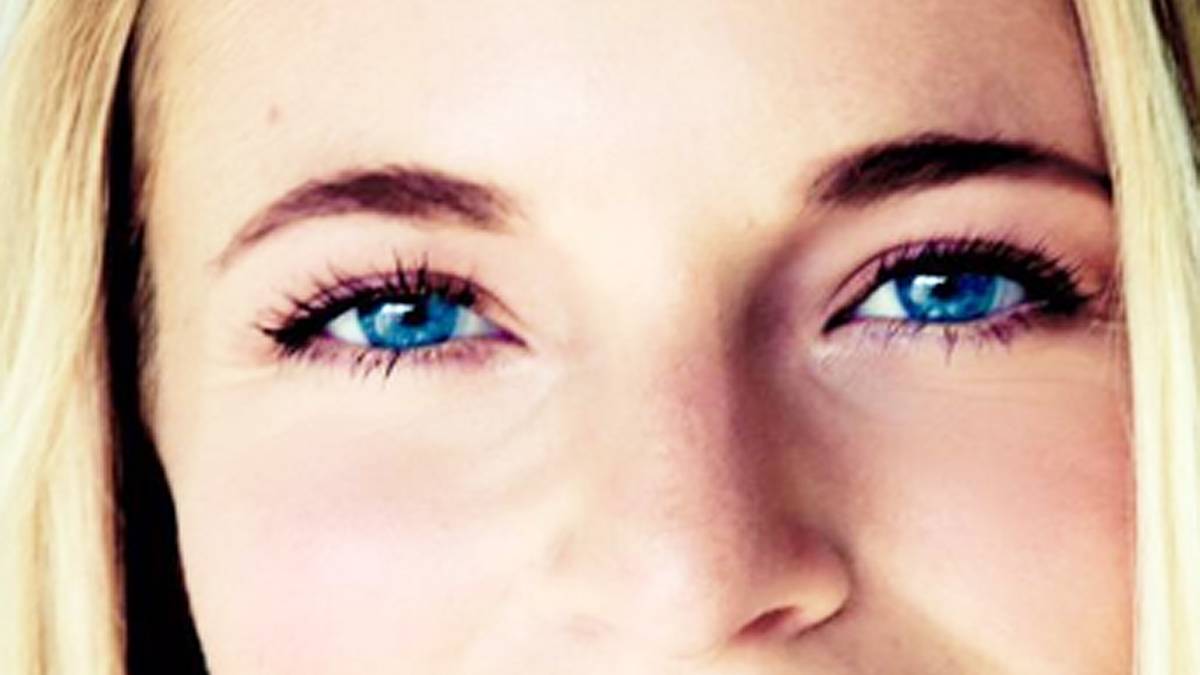 Die 24-Jährige ist eine strahlend-schöne Erscheinung mit funkelnden blauen Augen - kein Wunder, dass sich die Kameras um sie scharen