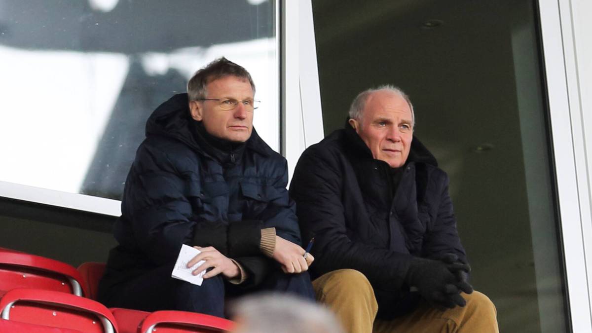 1. März 2015: Beim Auswärtsspiel der U 19 des FC Bayern in Mainz sitzt Hoeneß gemeinsam mit dem Technischen Direktor Michael Reschke auf der Tribüne
