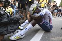 Bei der Tour de France verliert Tadej Pogacar sein Gelbes Trikot schon wieder. Ein Afrikaner holt sich den historischen Etappensieg. Kurz vor dem Ziel kommt es zum Massensturz.