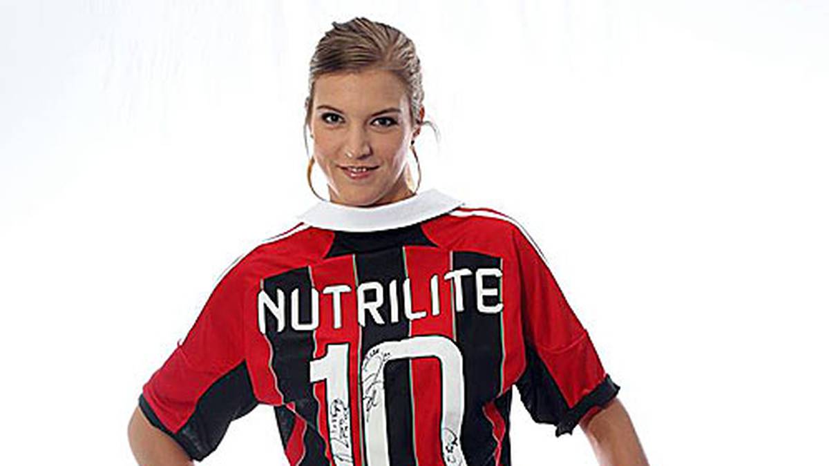 Bei Maren Brinker darf der Ball genausowenig fehlen. Die Angriffsspielerin und Italien-Legionärin macht immer eine gute Figur - auch wenn sie das Trikot falsch herum trägt (Copyright: facebook.com/maren.brinker)