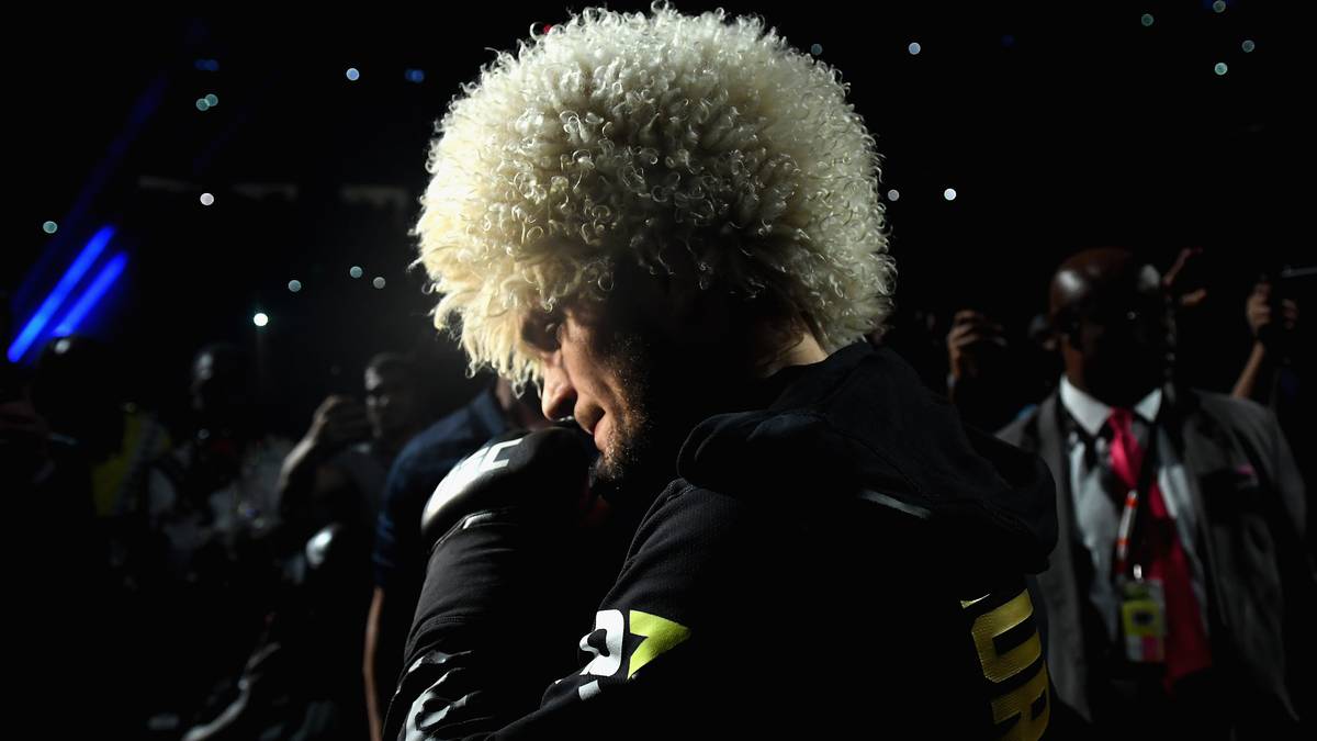 McGregors Gegner, ein 30 Jahre alter MMA-Kämpfer aus Russland, schreitet mit einer großen Papacha, einer typischen kaukasischen Kopfbedeckung, in die Halle. In zuvor 26 Fights ist er noch ungeschlagen