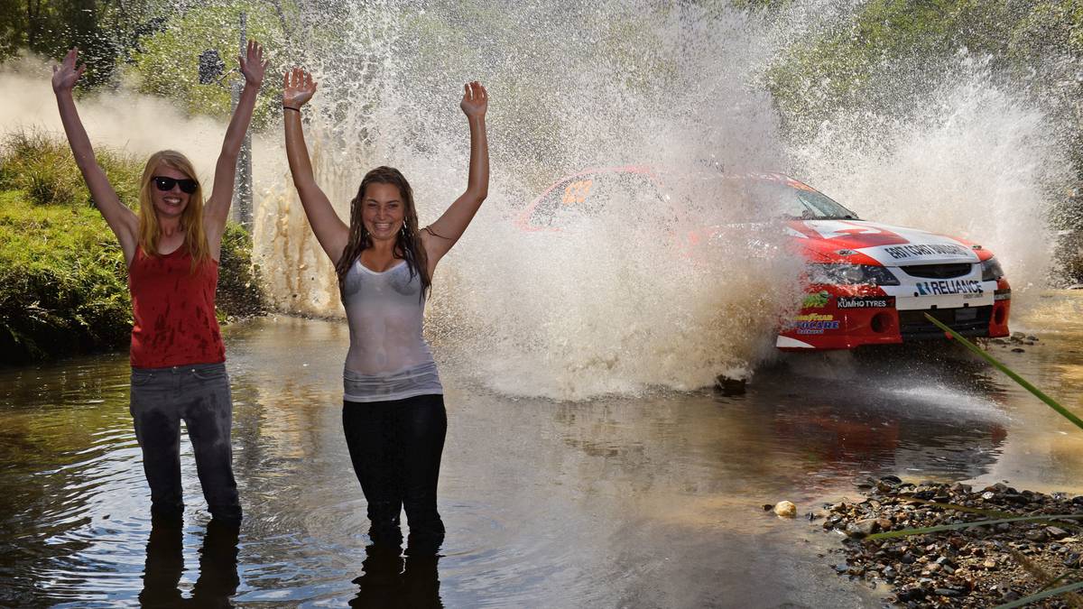 In Australien wird die Rallye schonmal zum Wet-Shirt-Contest. Zuschauer am Streckenrand freuen sich offenbar über die Erfrischung. Rast erneut Ogier als Schnellster durch die Pfützen?