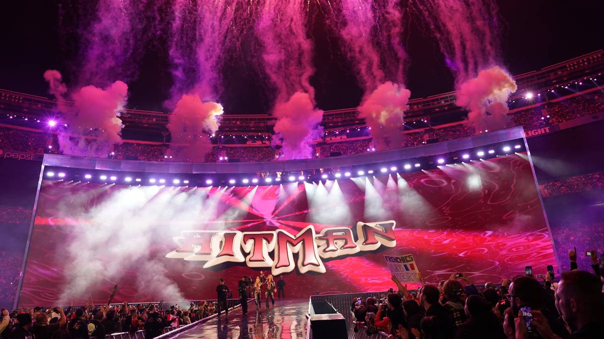 Besagter Bret Hart - in der Nacht zuvor beim Hall-of-Fame-Einzug der Foundation von einem durchgedrehten Zuschauer attackiert - kommt hinzu und rundet den Tribut an "The Anvil" ab