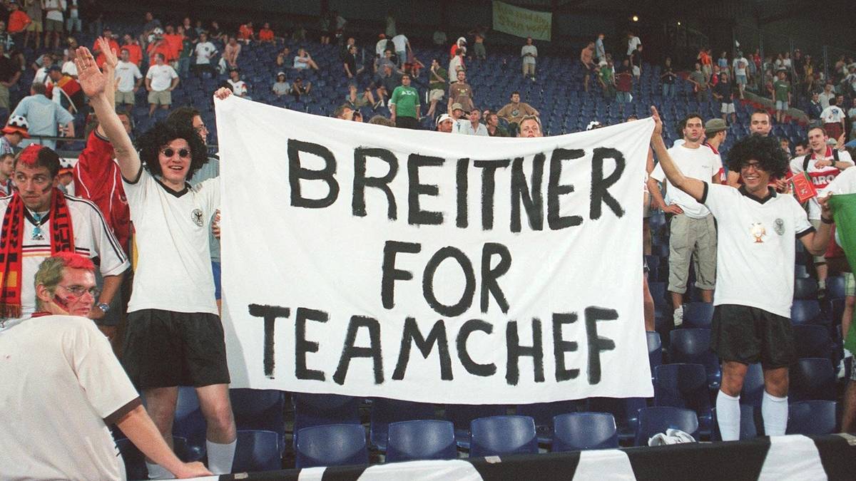 Im Jahr 1998, nach dem Rücktritt von Berti Vogts, bekam Breitner die Chance, es besser zu machen: DFB-Präsident Egidius Braun bietet ihm die Nachfolge an - zog die Zusage aber nach einem Tag wieder zurück, als er erfuhr, dass Breitner auch ihn scharf kritisiert hatte. Erich Ribbeck machte es stattdessen - wenig erfolgreich