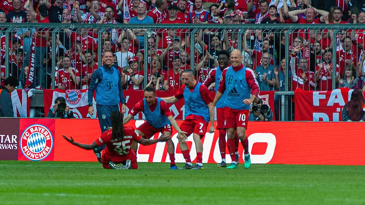 Der Portugiese sprintet über das ganze Feld, um vor Rafinha auf die Knie zu gehen. Auch Robben und Ribéry sind in der Jubeltraube