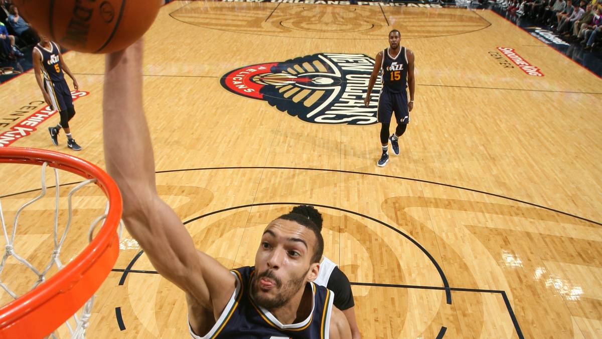 Platz da! Wenn Utahs Rudy Gobert zum Dunking ansetzt, gehen die Gegenspieler lieber aus dem Weg