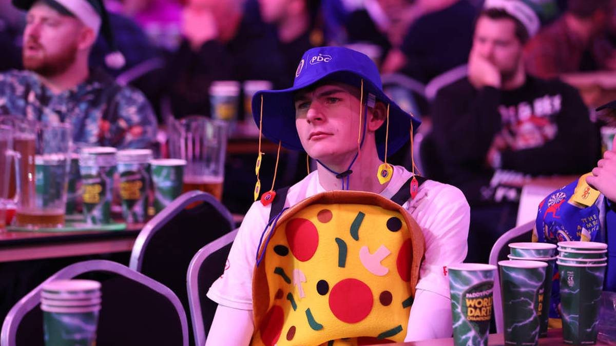 Als Pizza verkleidet verfolgt dieser Fan aufmerksam das Geschehen