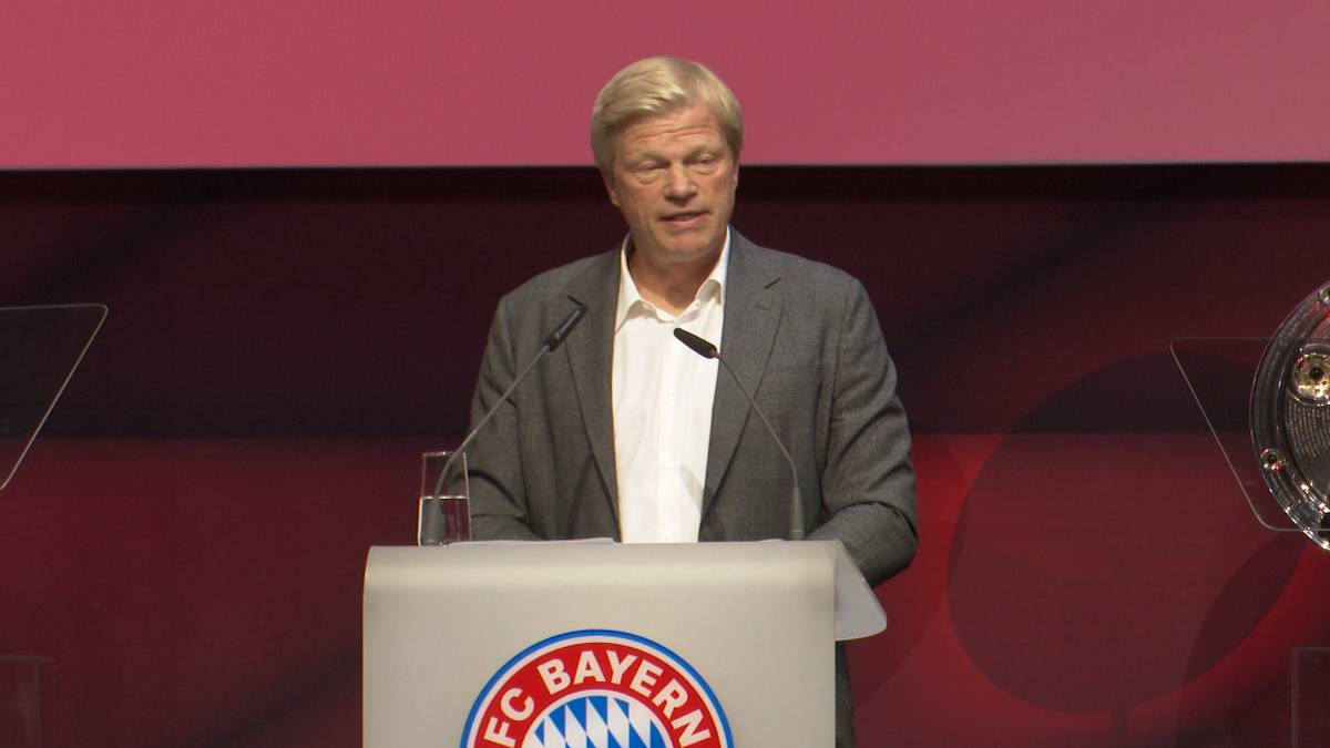 Vorstandsvorsitzender Oliver Kahn bedankt sich bei den Bayern-Abgängen um Robert Lewandowski, Niklas Süle und Corentin Tolisso - kann sich einen Seitenhieb gegen Süle allerdings nicht verkneifen. 