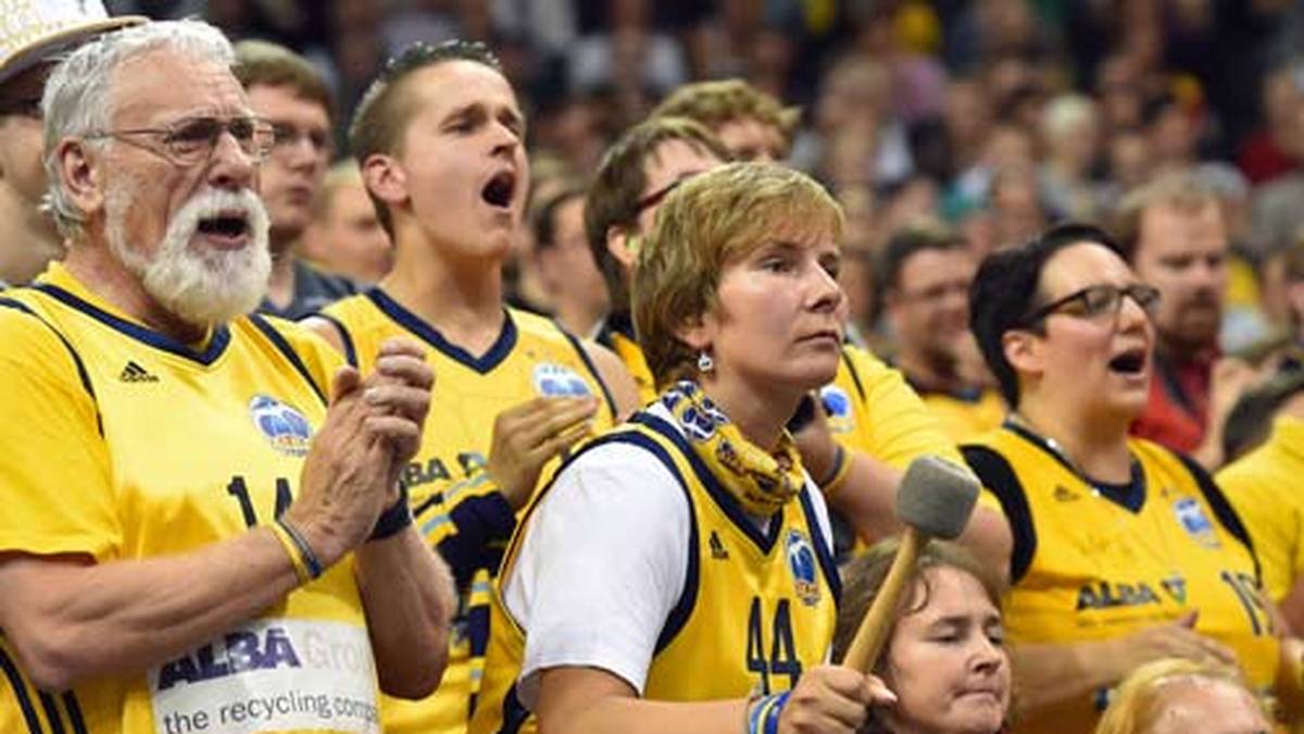 Die Fans in der O2-Arena feuern ihre Lieblinge an