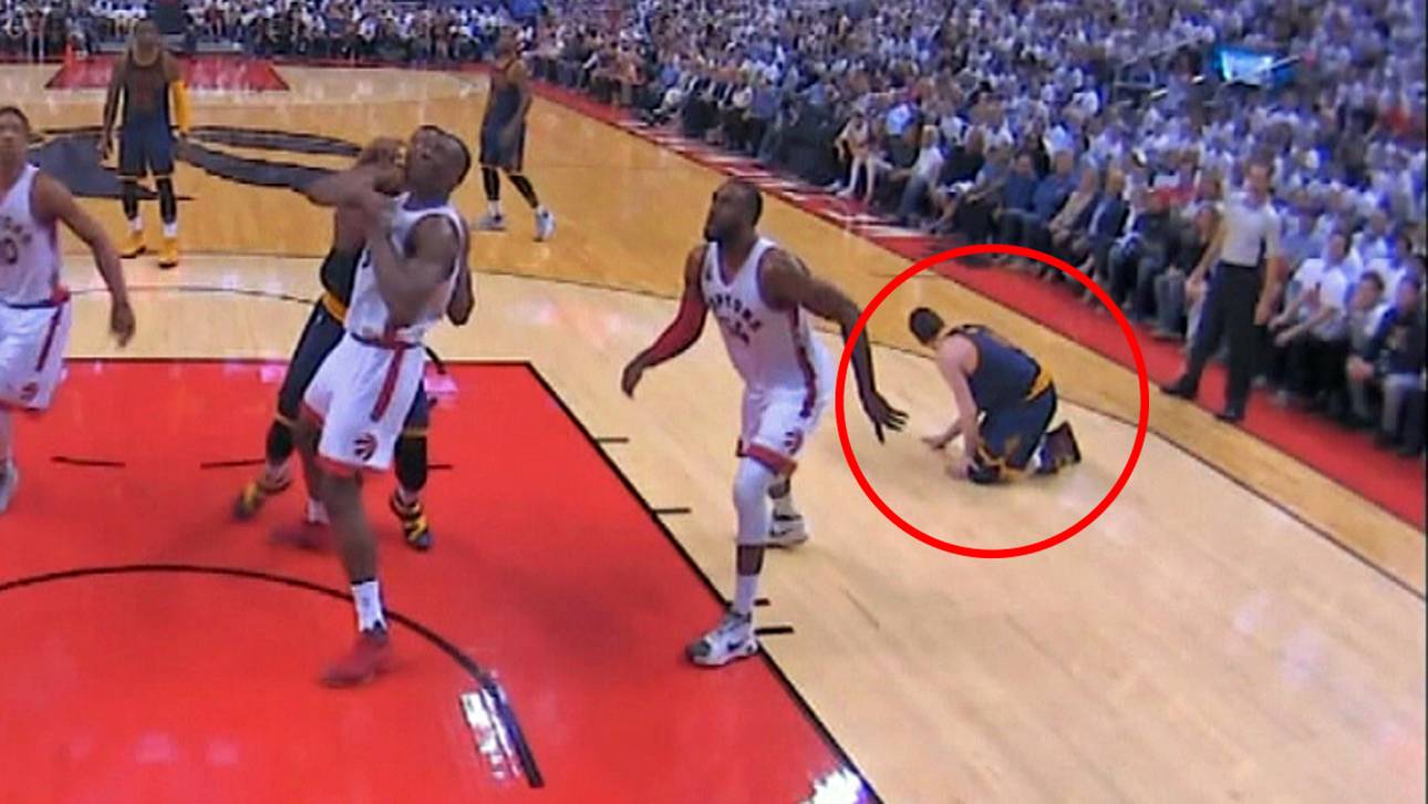 Love nach Sturz über Schiri verletzt