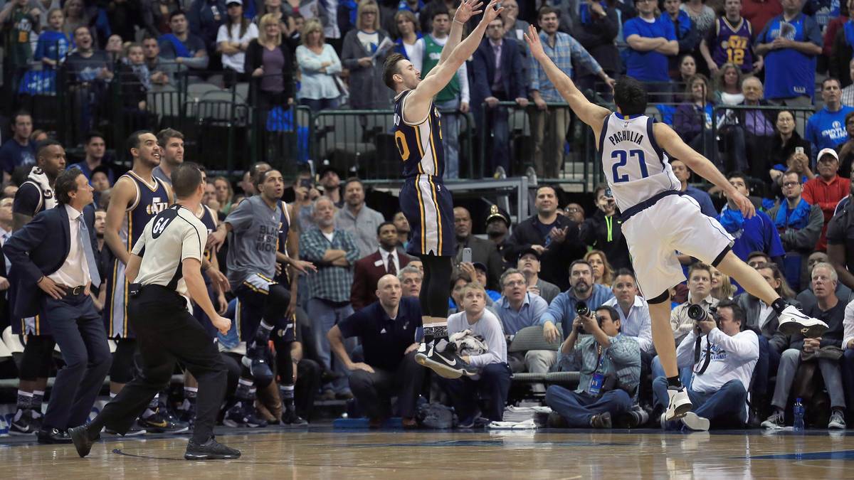Dann kommt es aber noch dicker. Gordon Hayward knallt den Mavs über Zaza Pachulia hinweg den nächsten Buzzer-Beater ins Gesicht