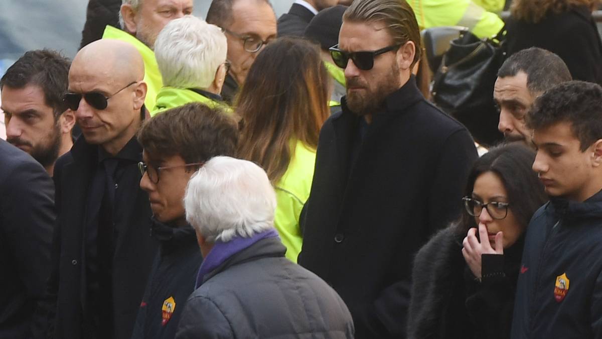 Nicht nur Juventus, auch andere Vereine wurde von Spielern oder Offiziellen bei der Trauerfeier vertreten. Daniele De Rossi (m.) vom AS Rom war bei der Trauerfeier ebenso anwesend,...