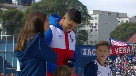Luis Suárez ist in seine Heimat Uruguay zurückgekehrt und läuft fortan für Nacional Montevideo auf. Bei seiner Vorstellung wurde er vor tausenden Fans empfangen.