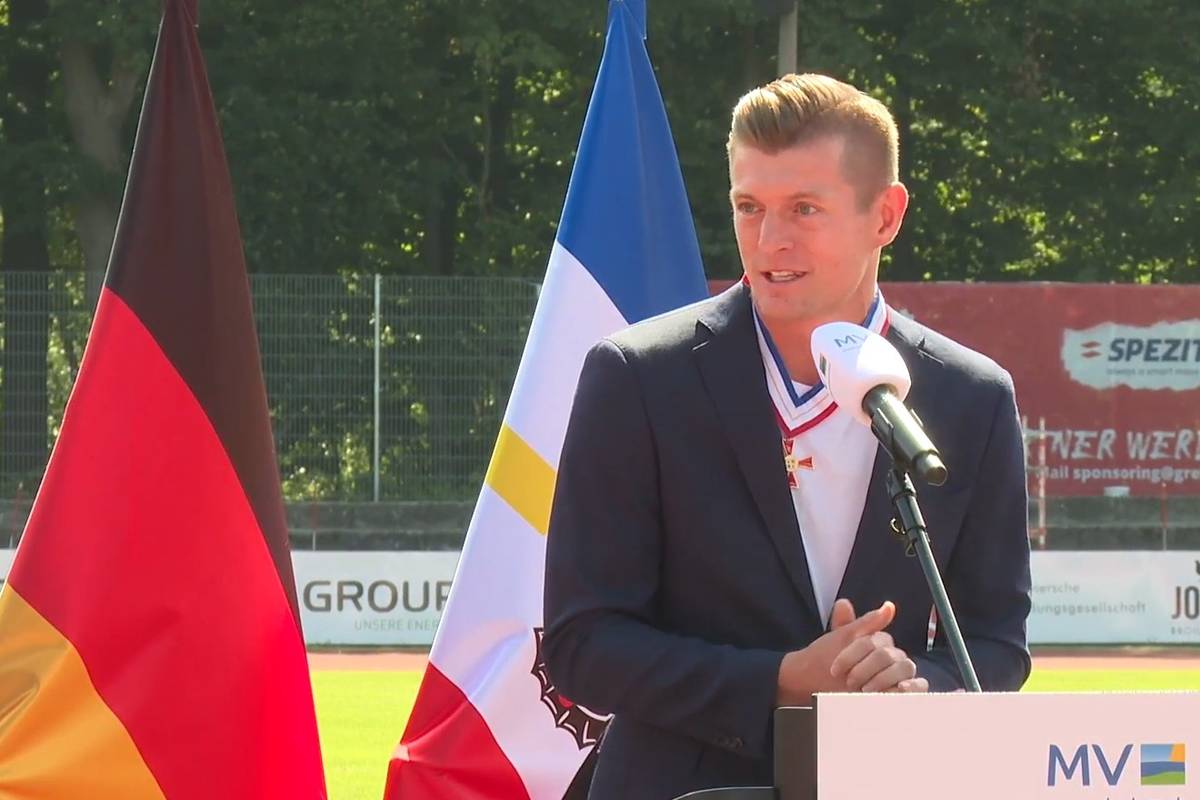 Toni Kroos wurde für sein soziales Engagement mit dem Verdienstorden des Landes Mecklenburg-Vorpommern ausgezeichnet. Bei der Zeremonie erzählt er eine Anekdote aus seiner Kindheit.