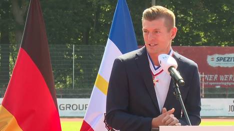 Toni Kroos wurde für sein soziales Engagement mit dem Verdienstorden des Landes Mecklenburg-Vorpommern ausgezeichnet. Bei der Zeremonie erzählt er eine Anekdote aus seiner Kindheit.