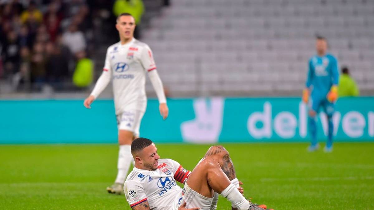 Lyon's Dutch forward Memphis Depay reacts in pain during the French L1 football match between Lyon (OL) and Rennes (SR) on December 15, 2019, at the Groupama Stadium in Decines-Charpieu, near Lyon. (Photo by ROMAIN LAFABREGUE / AFP) (Photo by ROMAIN LAFABREGUE/AFP via Getty Images)