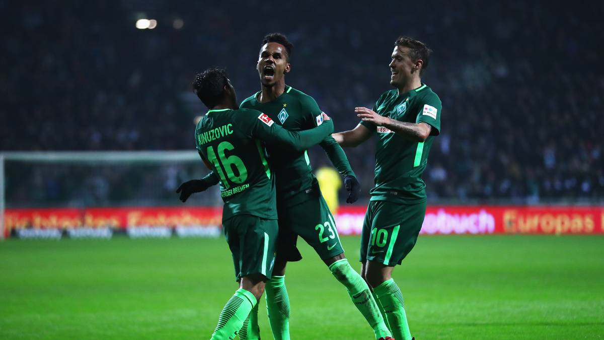 Der Tscheche (M.) bringt mit seinem Treffer das Weserstadion zum beben