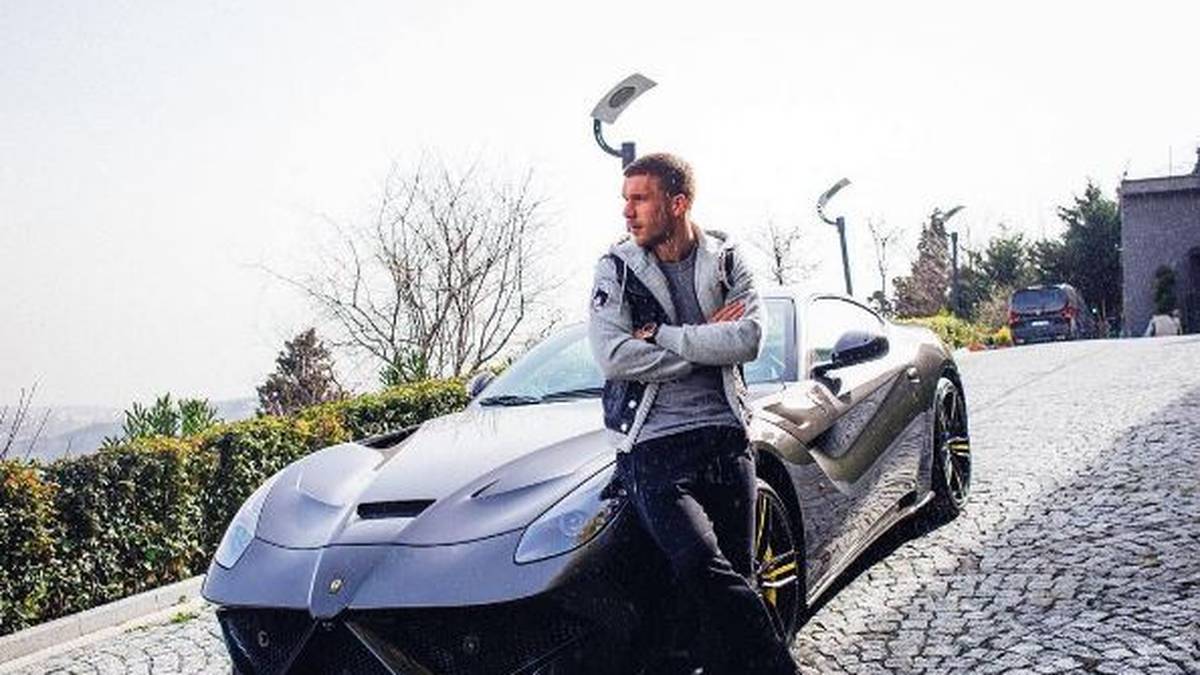 Im Übrigen macht der Luxusschlitten auch in der Sonne einen guten Eindruck. Das kann man bei einem kolportierten Preis von rund 380.000 Euro aber auch erwarten