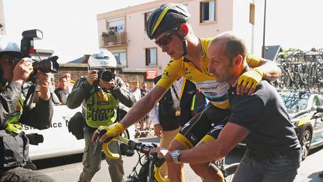 Tony Martin wird nach der Zielankunft bei der Tour de France von einem Betreuer gestützt