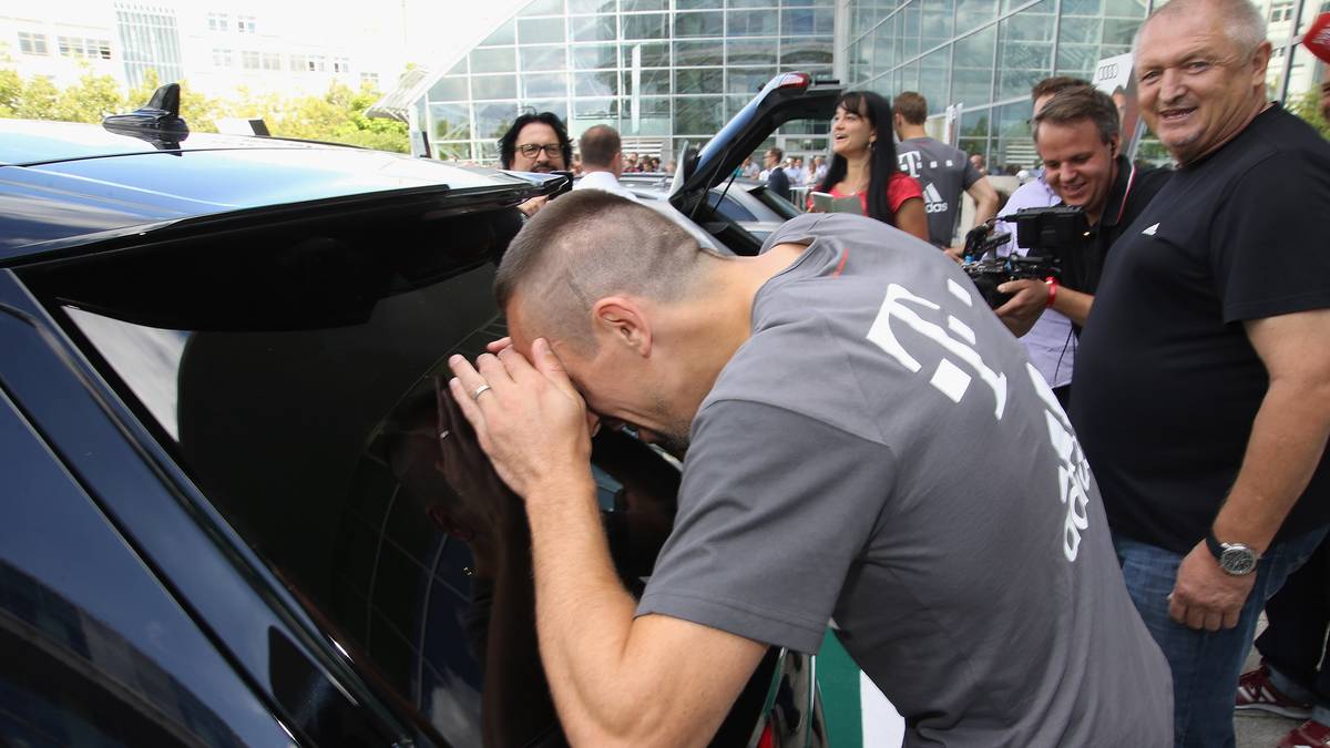 Und wieder scheint sich Franck Ribery nur für den Kofferraum zu interessieren