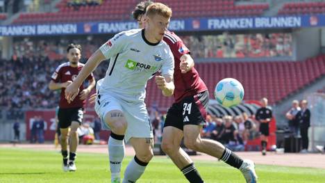 Laurin Curda (weiß) im Einsatz für Paderborn
