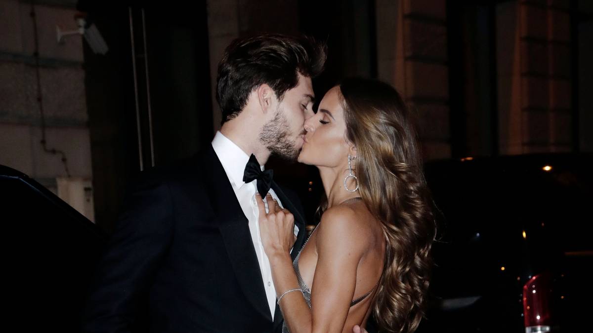 DFB-Torhüter Kevin Trapp ist mit Top-Model Izabel Goulart zusammen. Das Paar zeigt sich hier bei einem innigen Kuss
