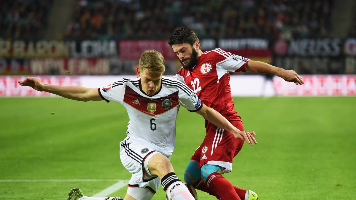 Und die deutsche Elf beginnt auch schwungvoll: Matthias Ginter (l., im Zweikampf mit Giorgi Navalovsky) wagt sich, ebenso wie seine Abwehrkollegen, früh nach vorne