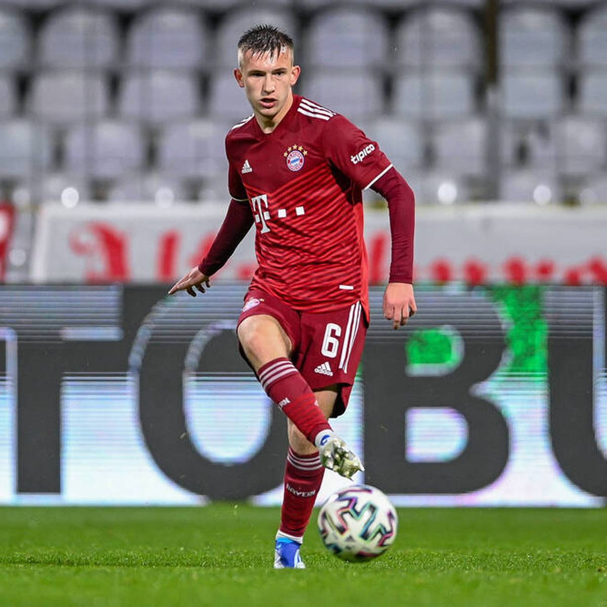 Der FC Bayern München verlängert den Vertrag von Torben Rhein. Der Mittelfeldspieler wird in der kommenden Saison allerdings in Österreich spielen. 