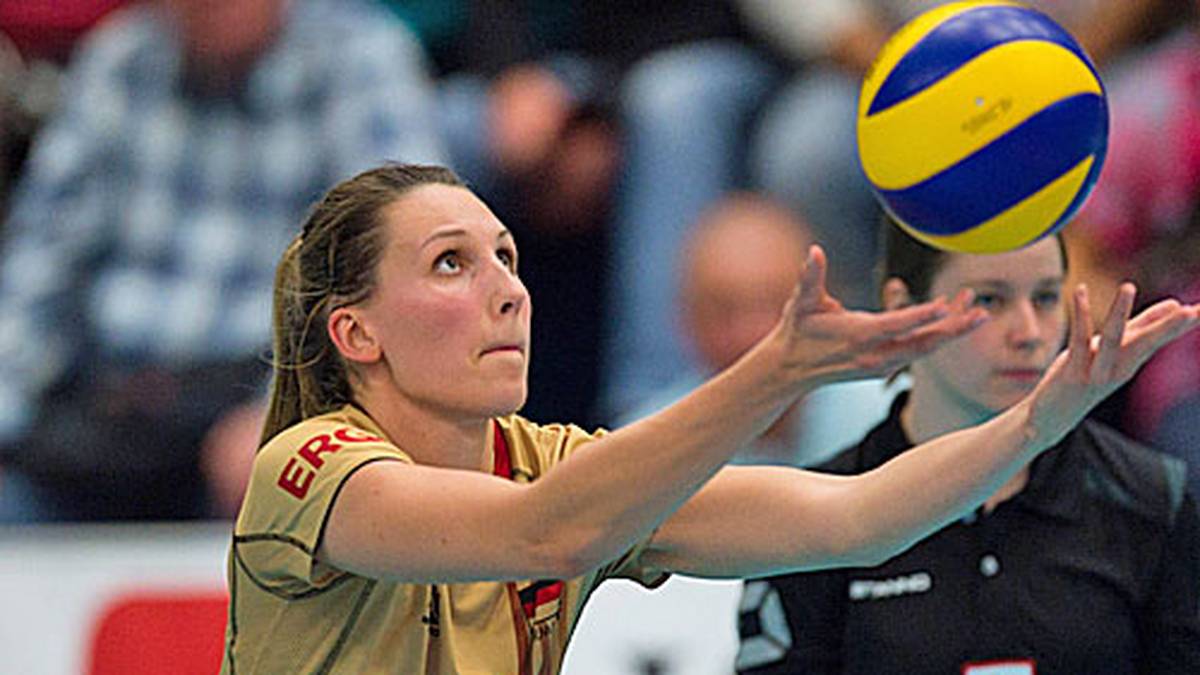 Immer den Ball im Blick: Jennifer Pettke ist voll fokussiert. An der Mittelblockerin lag es nicht, dass ihr Verein Aurubis Hamburg zuletzt so erfolglos ist