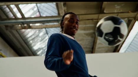 Yan Diomande hat eine bewegende Geschichte hinter sich. Trotz vieler Widerstände und Schicksalsschläge verfolgt er nun bei RB Leipzig seinen großen Traum.