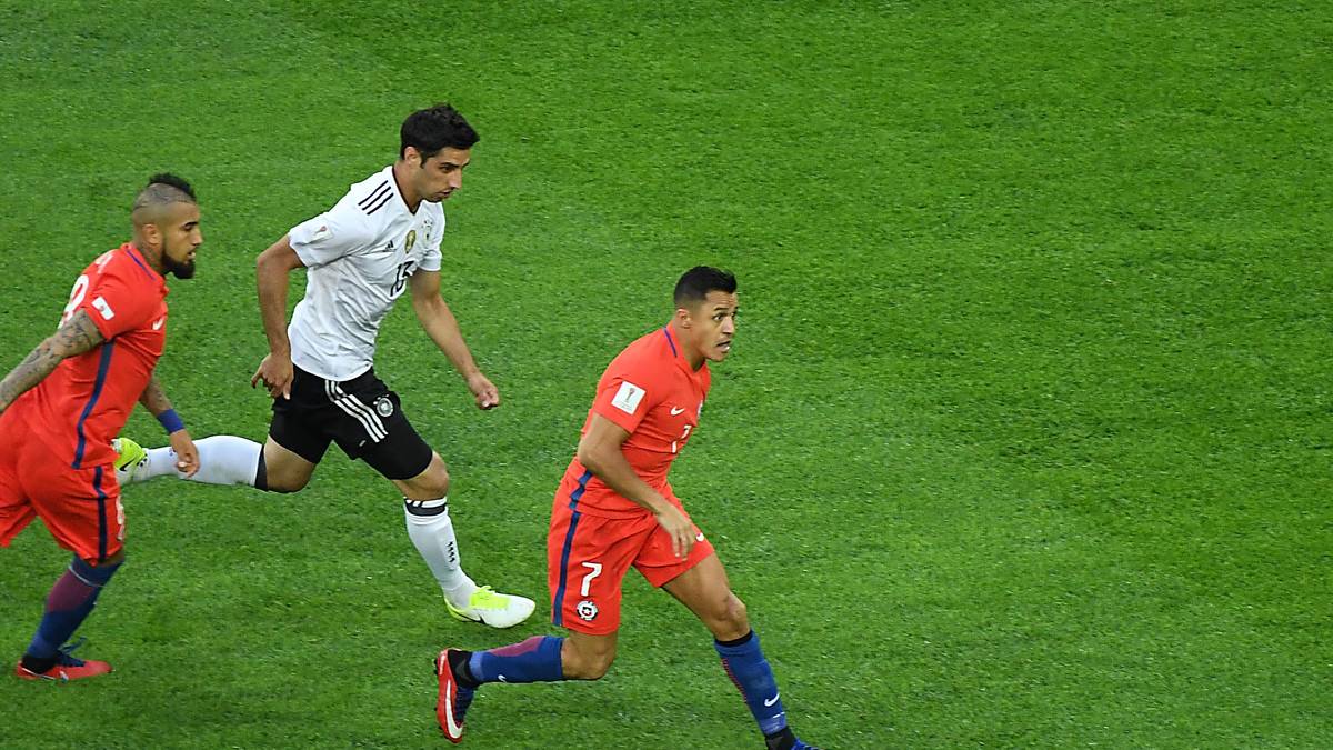 Die Chilenen beginnen - wie schon beim ersten Aufeinandertreffen - äußerst stürmisch und setzen die deutsche Nationalmannschaft früh unter Druck. Bereits in der vierten Spielminute muss ter Stegen die erste Großchance entschärfen