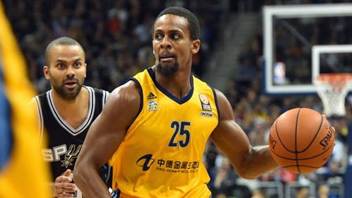 Clifford Hammonds und seine Berliner zeigen aber ebenfalls ein starkes Spiel. Mit 42:43 aus Sicht der "Albatrosse" geht es in die Halbzeit