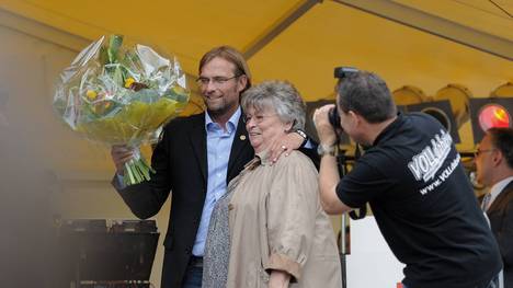 Meistertrainer Jürgen Klopp (li, Borussia Dortmund) mit Mutter Liesbeth beim Empfang auf dem Sportgelände seines Heimatverein SV Glatten