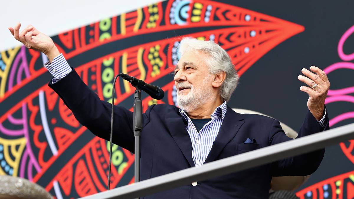 Die spanische Opern-Legende Placido Domingo trägt seinen Teil zum Spektakel bei und singt vor Rennbeginn vor einer Mariachi-Band