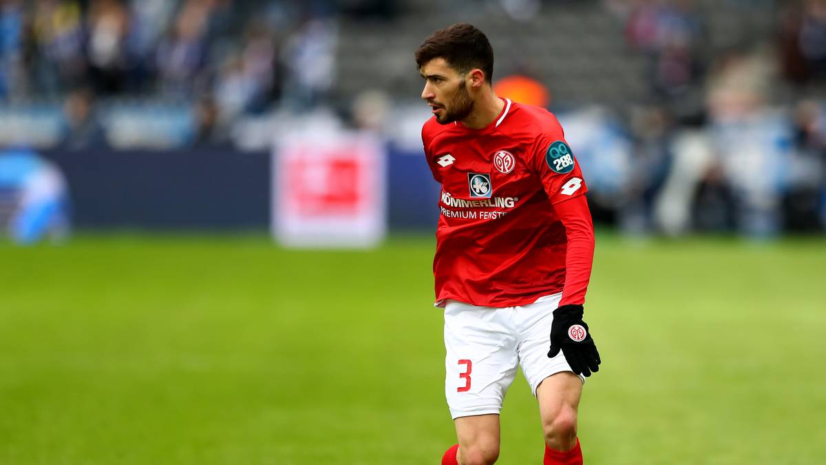 Mögliche Abgänge: Eben dieser Aaron Martìn steht wohl bei Gladbach auf dem Zettel. Mittlerweile ist sein Marktwert um ein Vielfaches höher als die 6 Mio., die Mainz für ihn bezahlte. Feststehende Abgänge gibt es aber einige: Gaetan Bussmann, Emil Berggreen, Giulio Donati, René Adler und Niko Bungert verlassen den Verein