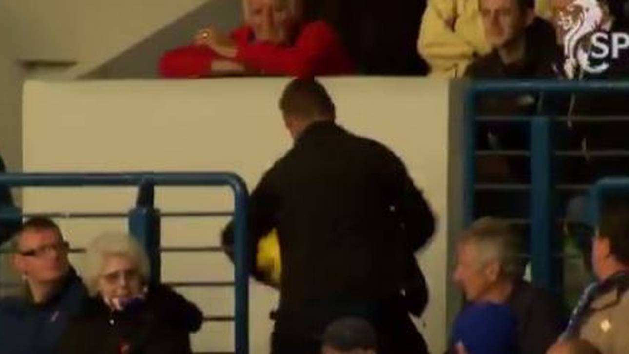 Dreist: Rangers-Fan klaut Spielball