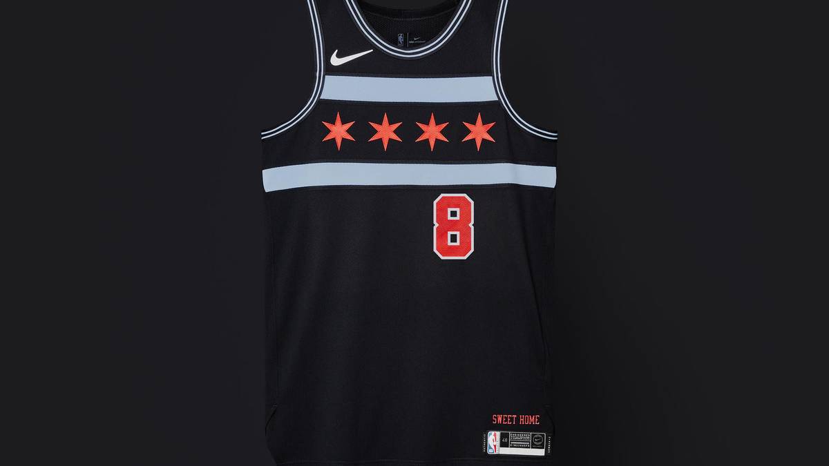 In den Shorts und auf der Unterseite des Trikots ist zudem ein "Sweet Home" zu lesen