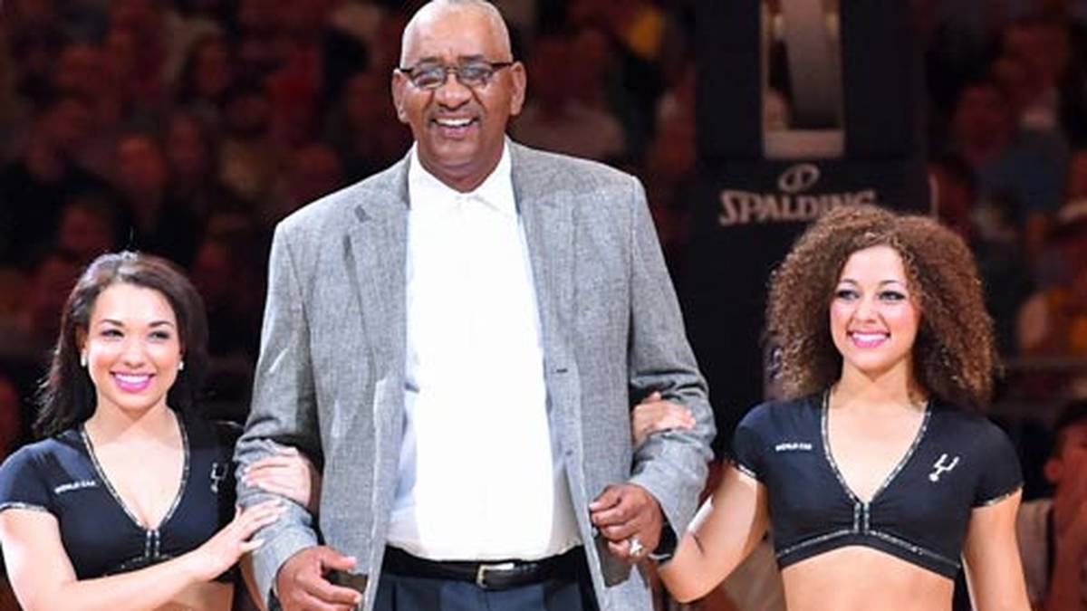 In der Pause haben weitere Spurs-Legenden ihren Auftritt - unter ihnen der "Iceman" George Gervin