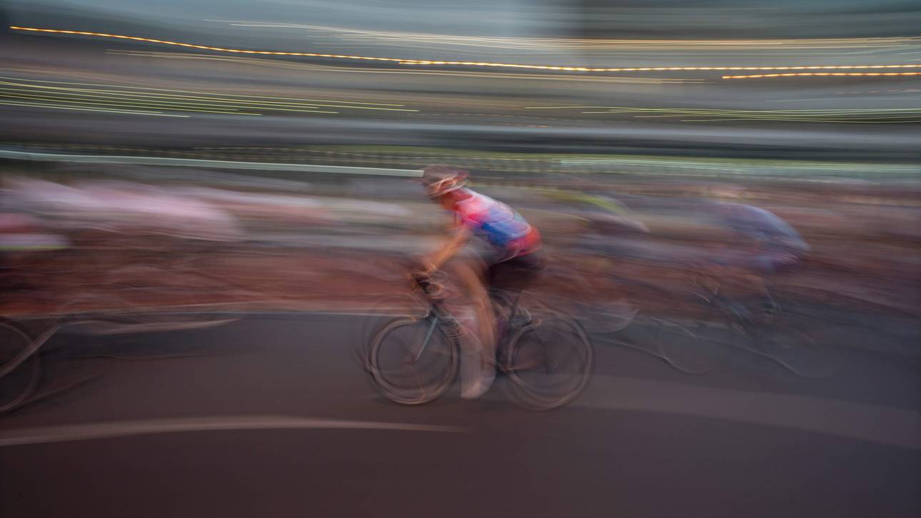 Radfahrer liefern sich Rennen mit Strauß