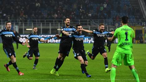 Lazio-Torwart Thomas Strakosha wird von seinen Teamkollegen gefeiert