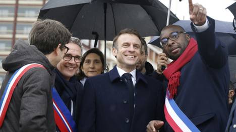 Emmanuel Macron (M.) weiht Olympisches Dorf ein